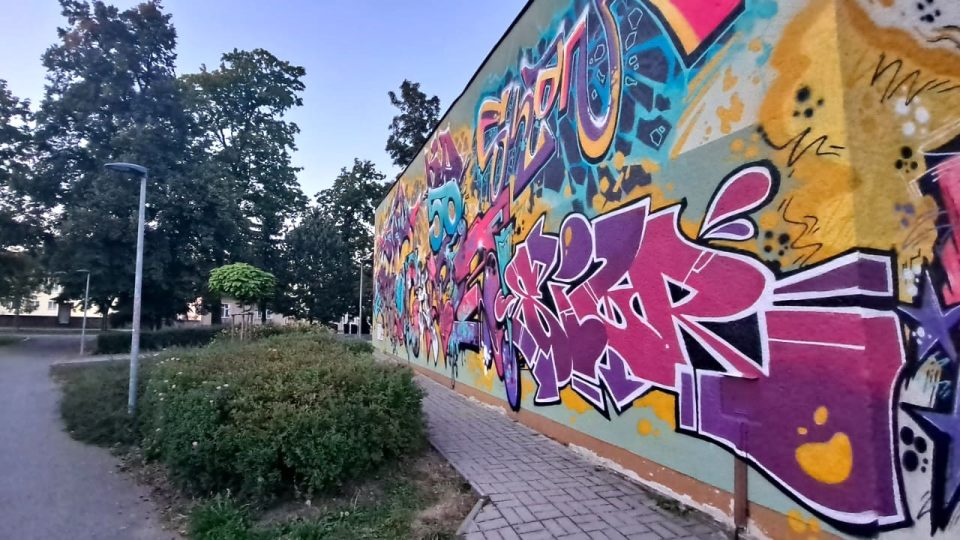 Graffiti na zdi kulturního domu ve Vodňanech