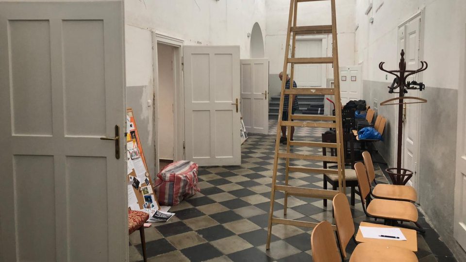 V základní umělecké škole Piaristická v Českých Budějovicích pomáhají učitelé s velkým úklidem po rekonstrukci