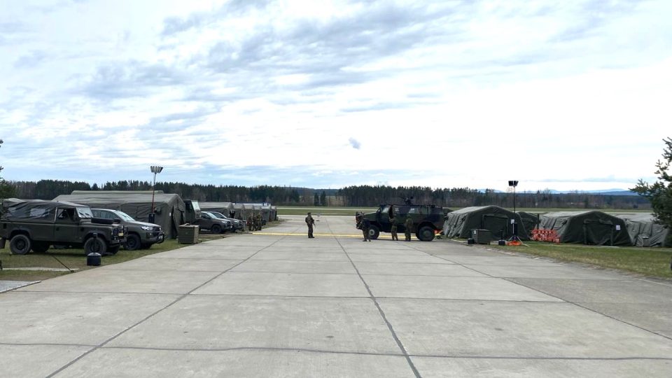 Cvičení armád zemí NATO na letišti v Bechyni
