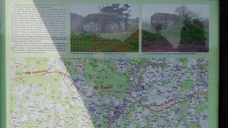 Navazují stezka na Granátník a mapa zdejšího opevnění z první republiky