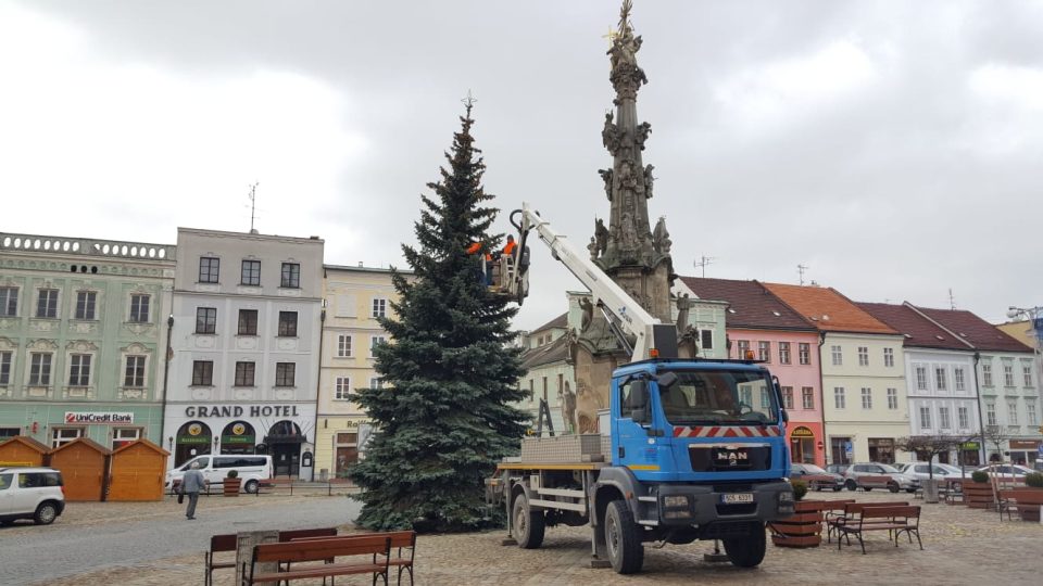 Zdobení vánočního stromu v Jindřichově Hradci potrvá dva dny. Ozdoby budou stejné jako v předchozích letech