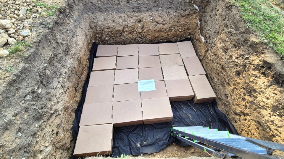 Uložení lidských ostatků, které byly nalezeny u kostela v Kardašově Řečici, do společného hrobu na městském hřbitově