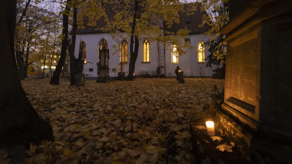 Obyvatelé Českých Budějovic zapálili v předvečer Památky zesnulých svíčky na zaniklém Staroměstském hřbitově