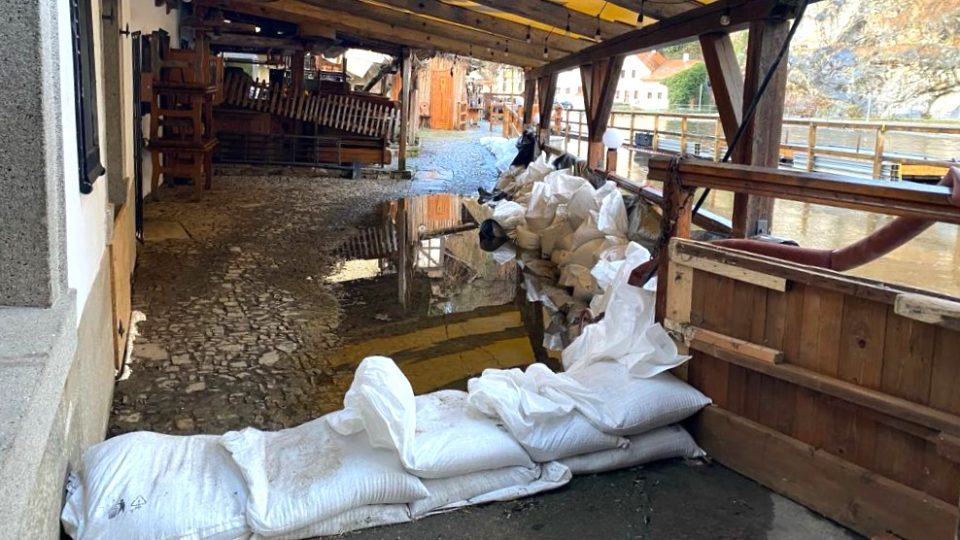 Řeka Vltava v Českém Krumlově dosáhla třetího povodňového stupně