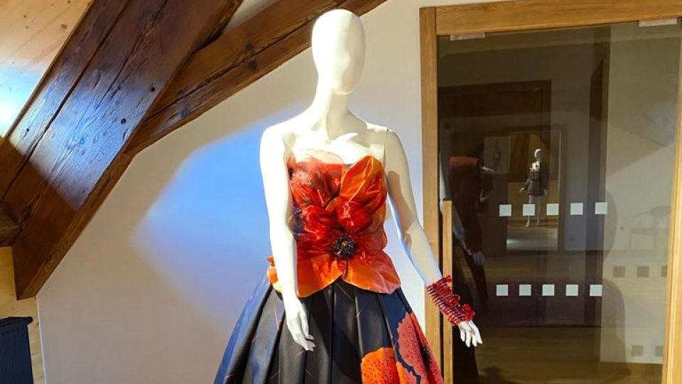 Výstava Skleněná šatna v Zámecké lékárně v Třeboni představuje šaty a doplňky od předních českých návrhářů
