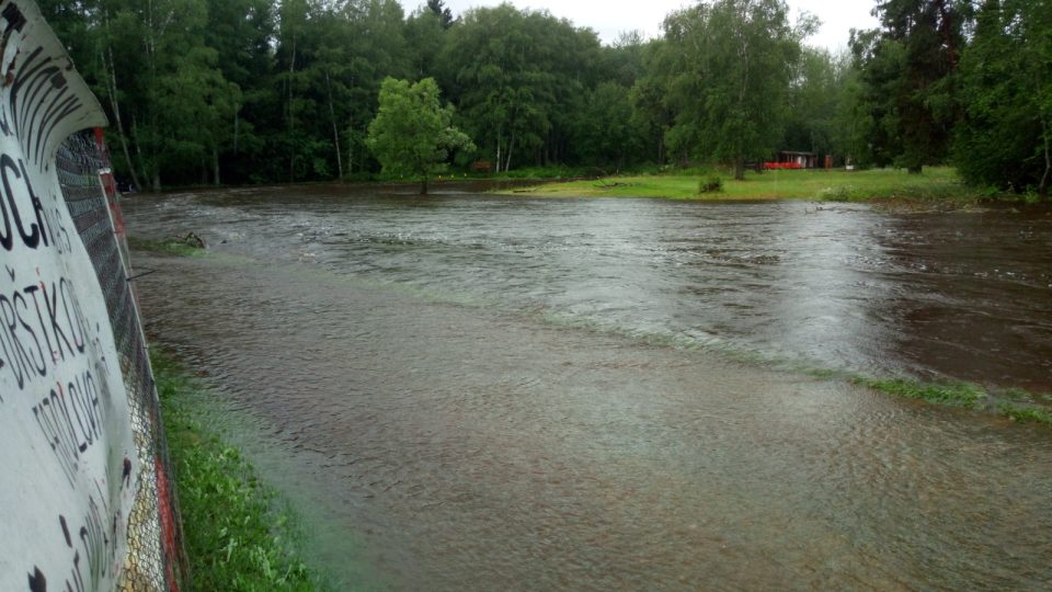 Rozvodněná řeka Vltava u Soumarského mostu na Šumavě