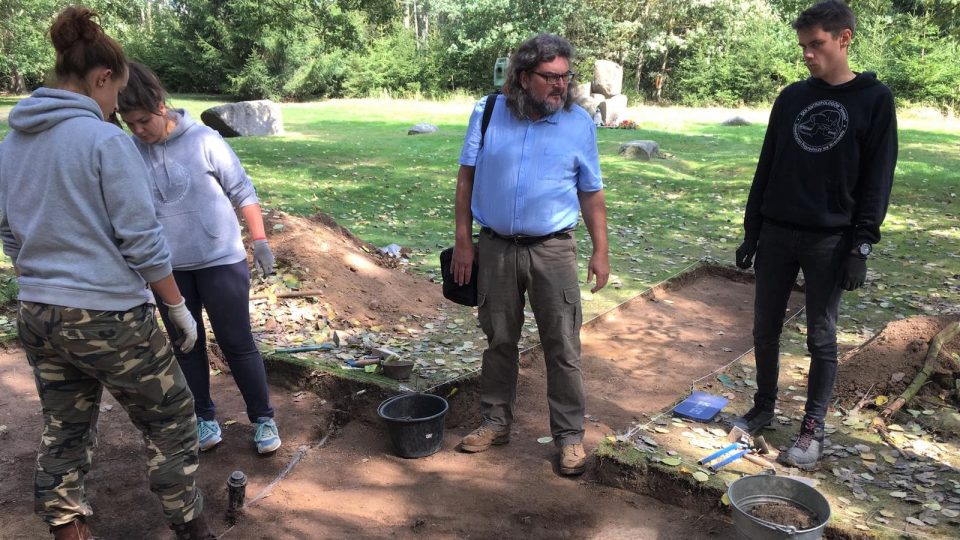 Takzvaný provizorní hřbitov obětí bývalého tábora pro Romy nalezli archeologové přímo v areálu památníku v Letech u Písku