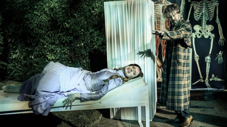 Jihočeské divadlo připravilo pro venkovní scénu před otáčivým hledištěm v Českém Krumlově horor Dracula