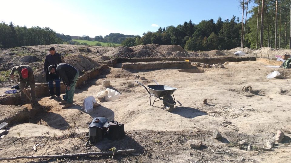 Archeologové pracují v trase plánované dálnice D3 u Plavu na Českobudějovicku