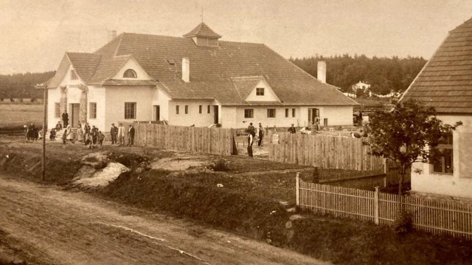 Sokolovna v Sudoměřicích u Bechyně na archivním snímku