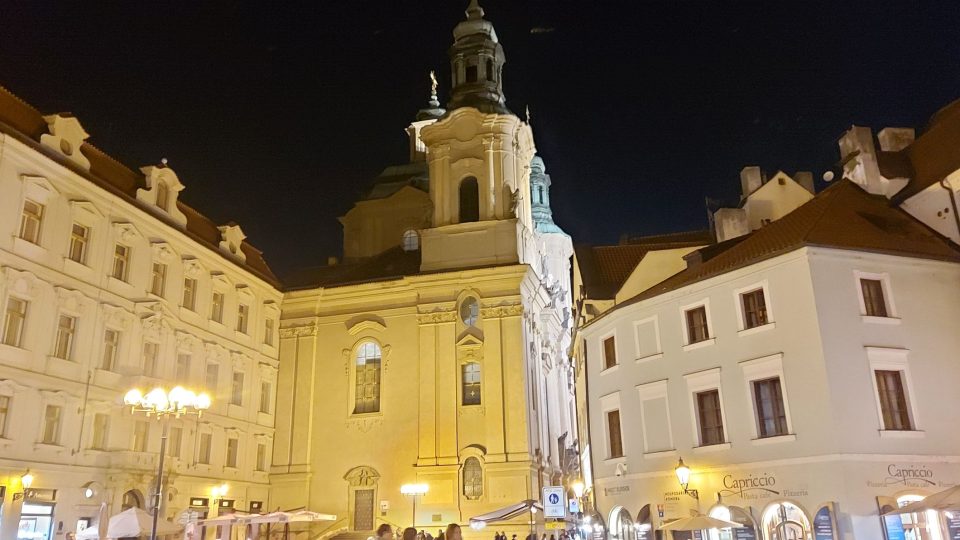 Náměstí Franze Kafky s kostelem sv. Mikuláše | foto: Jolana Nováková, Český rozhlas Náměstí Franze Kafky s kostelem sv. Mikuláše