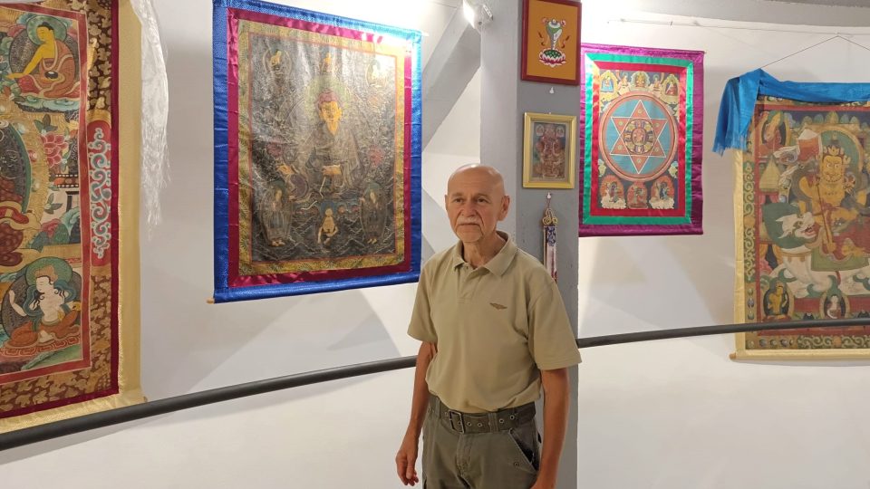Milan Klečka u trojice thanek s vyobrazením zakladatele tibetského buddhismu (vadžrajány) Padmasambhavy | foto: Petra Matoušková, Český rozhlas Milan Klečka u trojice thanek s vyobrazením zakladatele tibetského buddhismu (vadžrajány) Padmasambhavy