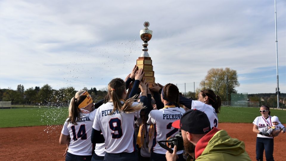 Softballový klub Žraloci Ledenice letos triumfoval v nejvyšší soutěži mužů i žen