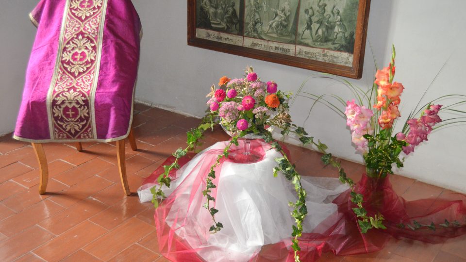 Výstava květinových vazeb a církevních textilií v klášteře ve Zlaté Koruně
