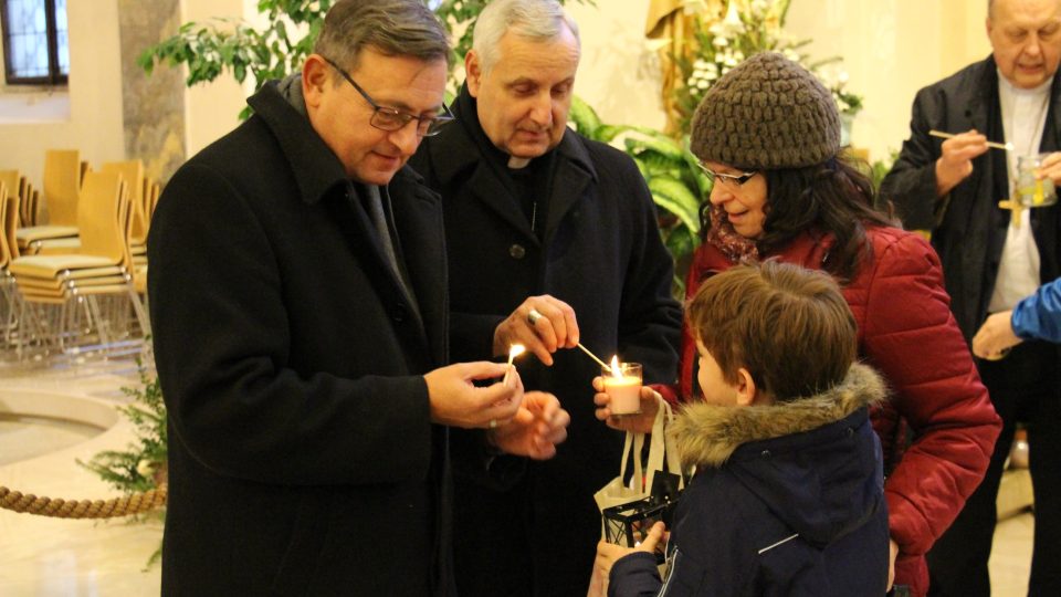 Slavnostní předání Betlémského světla v českobudějovické katedrále