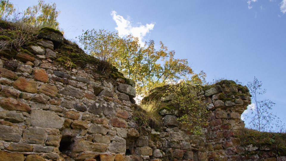 Po někdejších dřevěných konstrukcích jsou dnes patrné už jen kapsy | foto: Jaroslav Hoření, Český rozhlas Po někdejších dřevěných konstrukcích jsou dnes patrné už jen kapsy