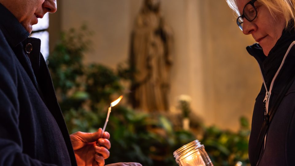 Slavnostní předání Betlémského světla v katedrále v Českých Budějovicích