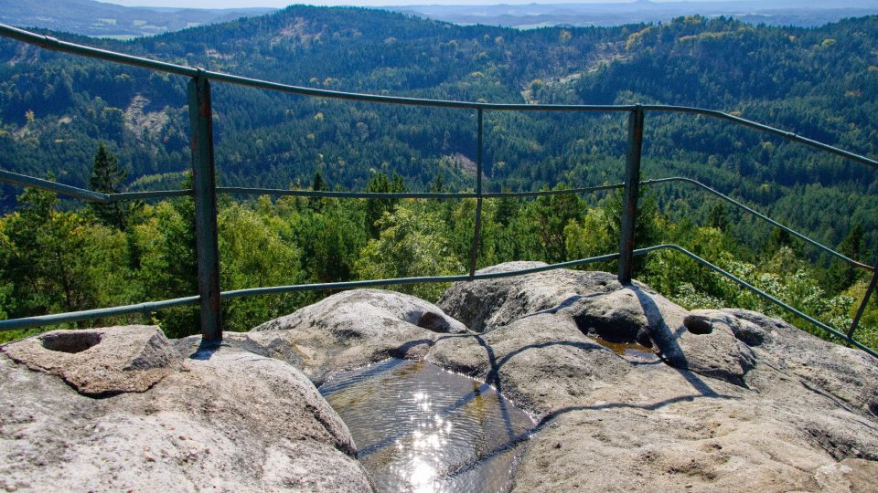 Na Popově skále se nacházejí i skalní mísy | foto: Jaroslav Hoření, Český rozhlas Na Popově skále se nacházejí i skalní mísy