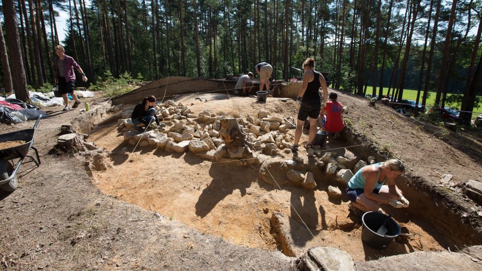 Archeologové zkoumají okolí mohyl nedaleko Plavu na Českobudějovicku