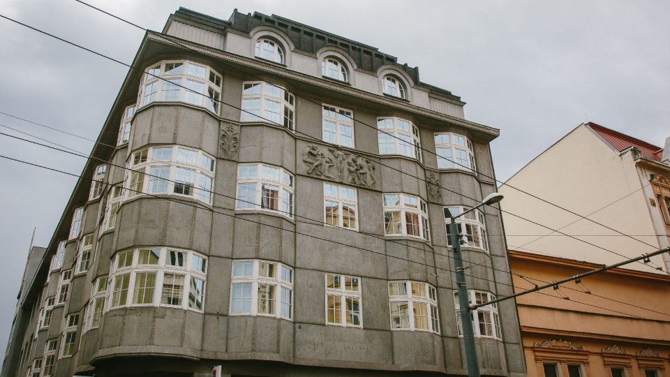 Budova na rohu Mírového náměstí a Bílinské ulice stavěná v letech 1923-25. Původně byl dům sídlem Böhmische Eskomptebank, které se zkráceně říkalo BEBKA