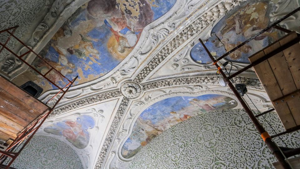 Obnovené barokní fresky na zámku Červená Lhota