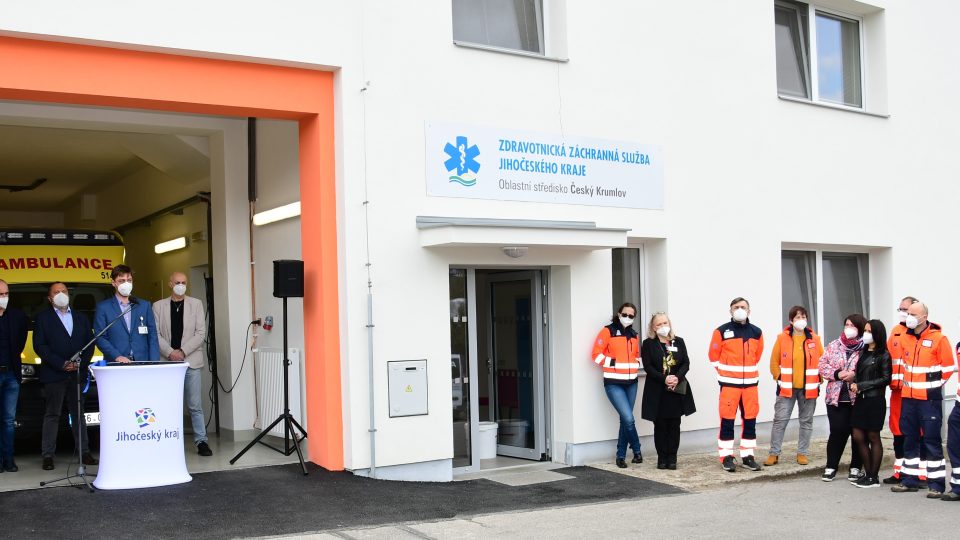 Jihočeský kraj zrekonstruoval budovu vrátnice v areálu nemocnice v Českém Krumlově, kde mají výjezdovou základnu záchranáři
