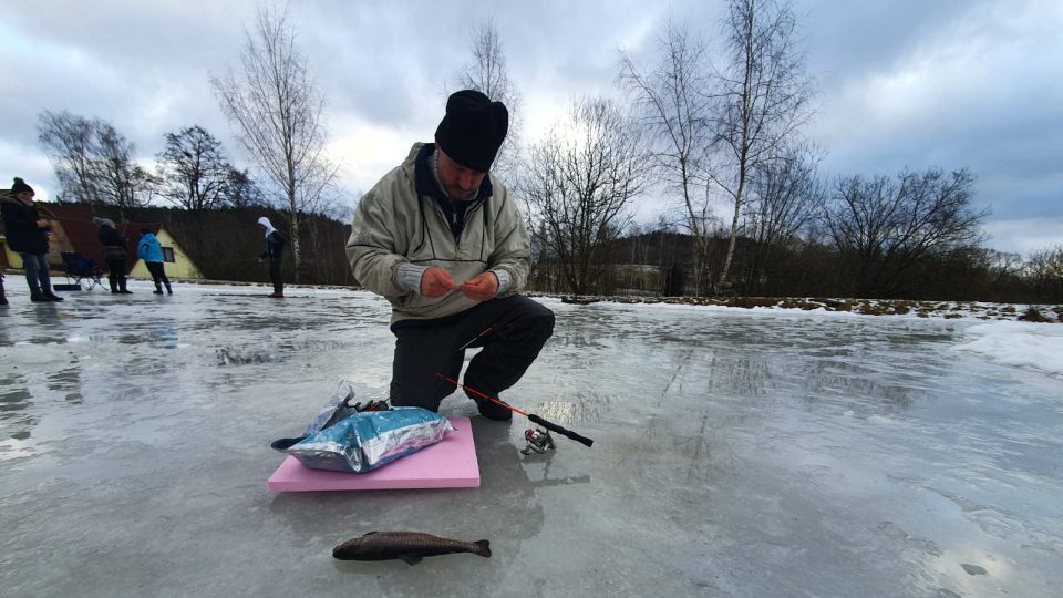 O chytání ryb z děr v ledu je v okolí Lipenské přehrady stále větší zájem