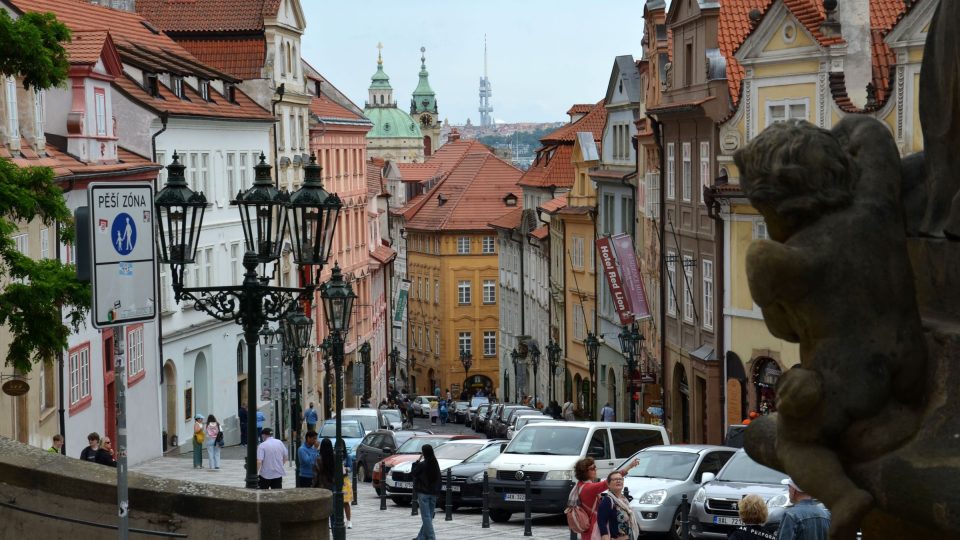 Pohled z horní části Nerudovy ulice