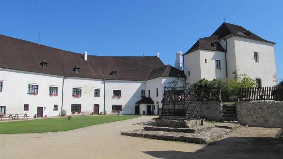 Nádvoří hradu v Nových Hradech