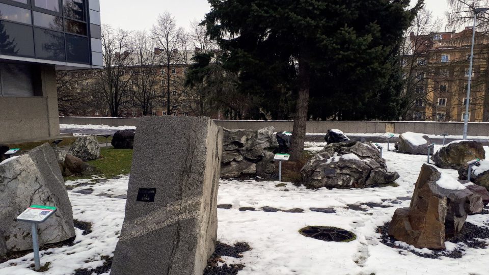 Už před vchodem do pavilonu se návštěvníci mohou seznámit s geologickým složením Západních Karpat a Českého masivu