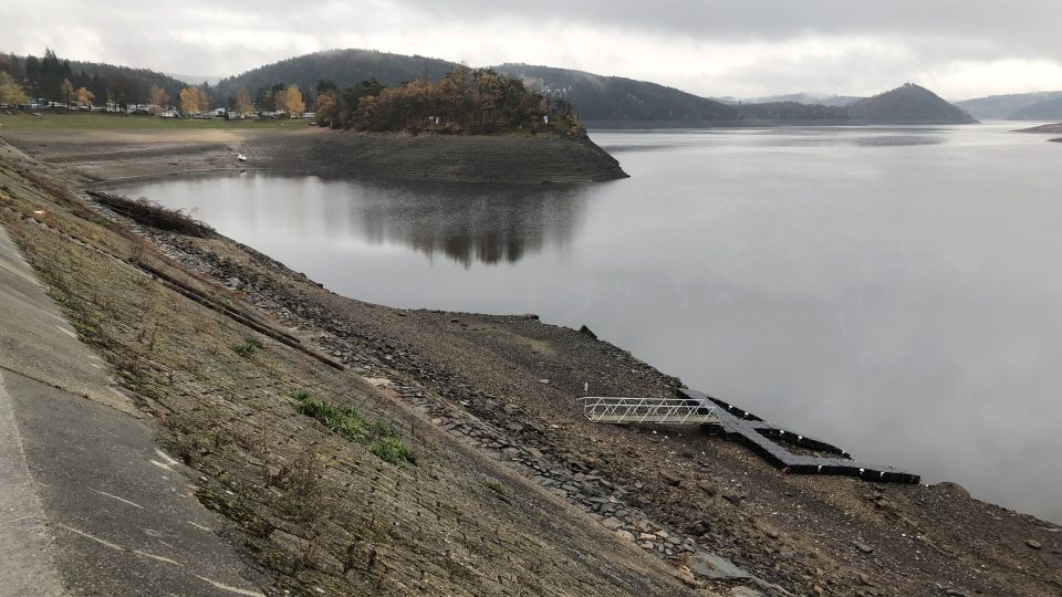 Povodí Vltavy modernizuje lodní výtah na hrázi Orlické přehrady, kvůli tomu poklesla hladina