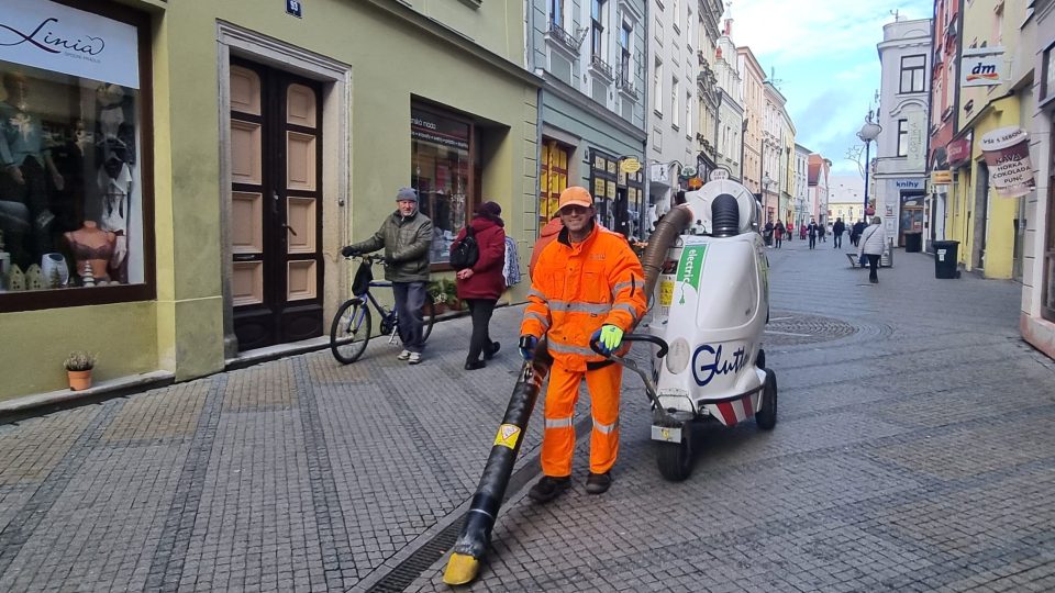 Roman Jabůrek uklízí ulice Jindřichova Hradce