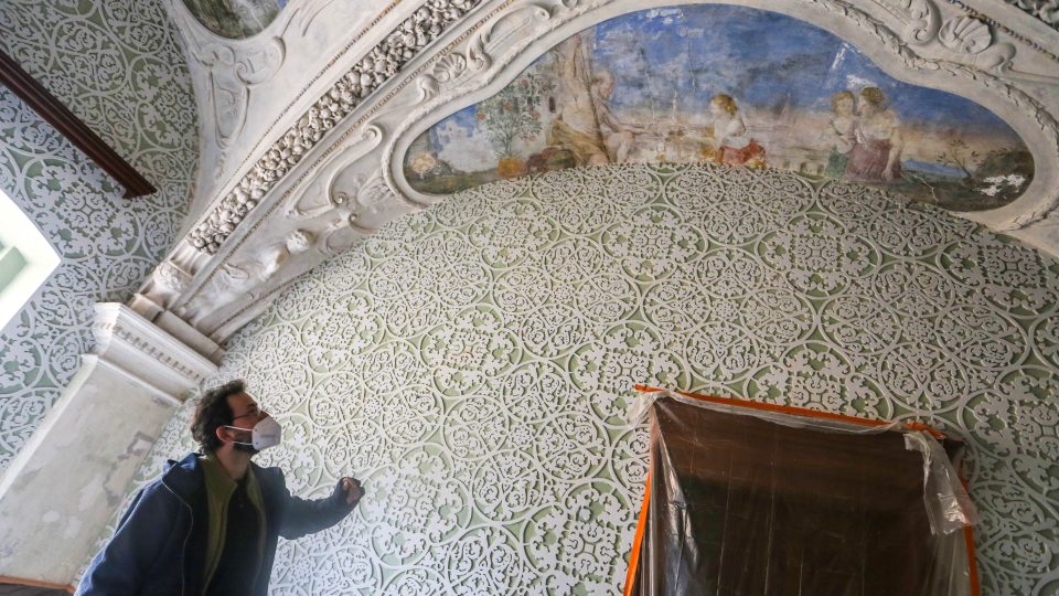 Kastelán Tomáš Horyna ukazuje odkrývané barokní fresky