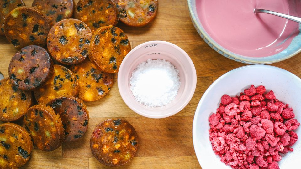 Upečené marokánky ozdobíme polevou, malinami a špetkou soli | foto: Jana Volková Upečené marokánky ozdobíme polevou, malinami a špetkou soli