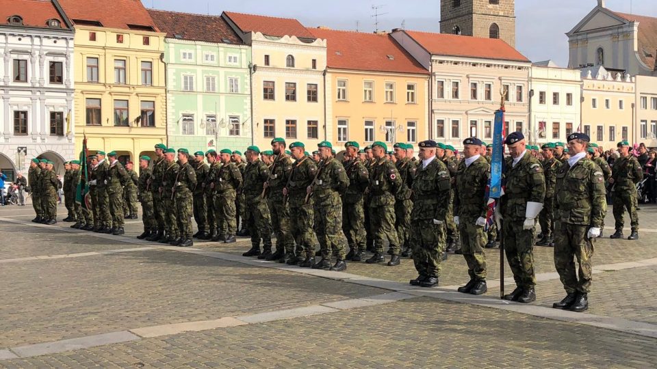 Vojenská přehlídka na budějovickém náměstí připomněla výročí pěší roty aktivních záloh
