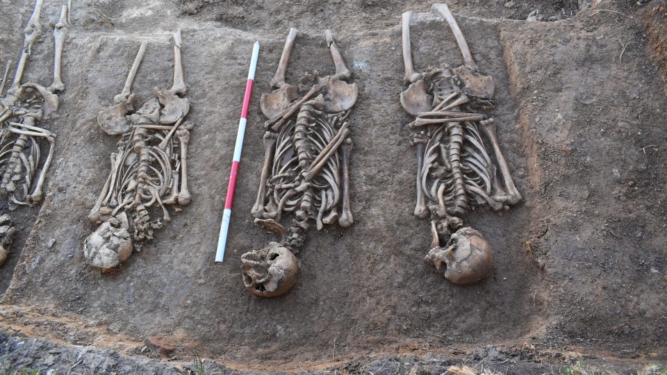 S datací hrobů by mohly pomoct i nalezené předměty, hlavně keramické střepy, které odpovídají rozmezí 16. až 18. století