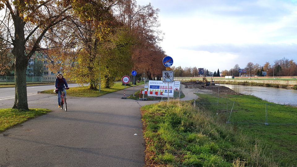 Cyklostezka na Jiráskově nábřeží v Českých Budějovicích je kvůli stavbě Slunečního ostrova uzavřená, cyklisté musí na silnici