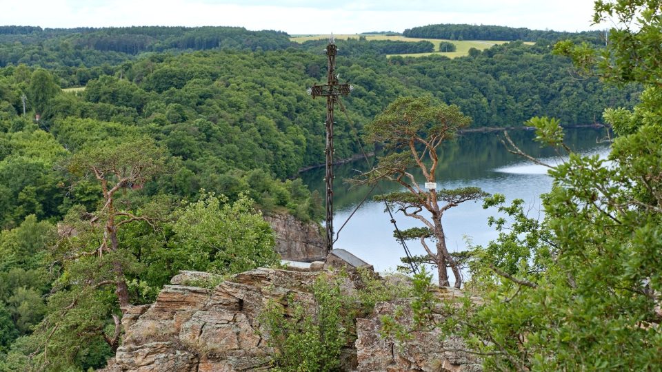 Skalní výčnělek okolo Claryho kříže není opatřen žádnou zábranou. Výletníci tak musí být na tomto místě zvláště opatrní
