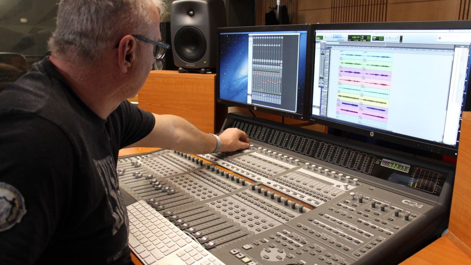 Mistr zvuku Roman Kamba u mixážního pultu v nahrávací režii