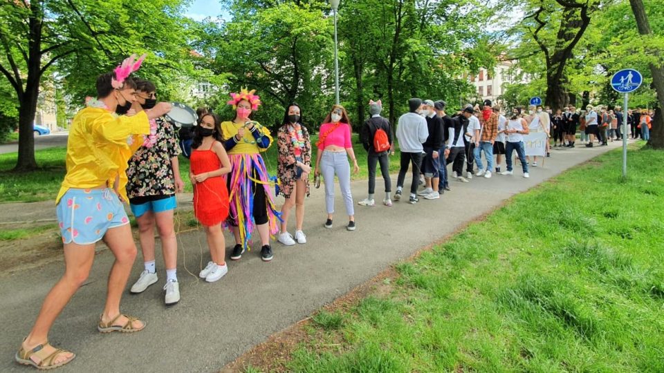 Budějovicemi prošel majálesový průvod. Kvůli koronaviru byl menší než obvykle a doprovázela ho řada omezení