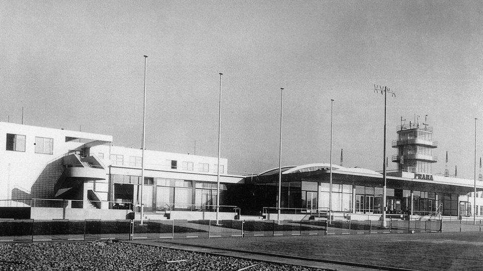 První letištní budova na novém Letišti Praha – Ruzyně byla dokončena v roce 1937. Letiště bylo označeno za jedno z nejlepších v Evropě. Moderní a nadčasová odbavovací hala se stala vzorem pro mnoho dalších nově vznikajících letišť v celé Evropě
