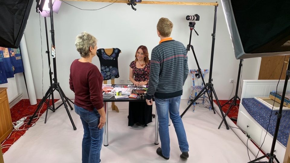 Monika Brýdová natočila videokurzy zaměřené na práci s textilními technikami. Učí, jak vyrobit originální kousky oblečení