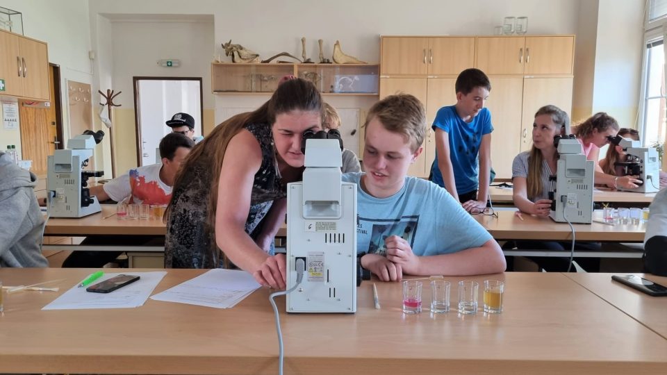 Žáci ze strakonické základní školy se účastní programu pro nadané děti na Jihočeské univerzitě v Českých Budějovicích