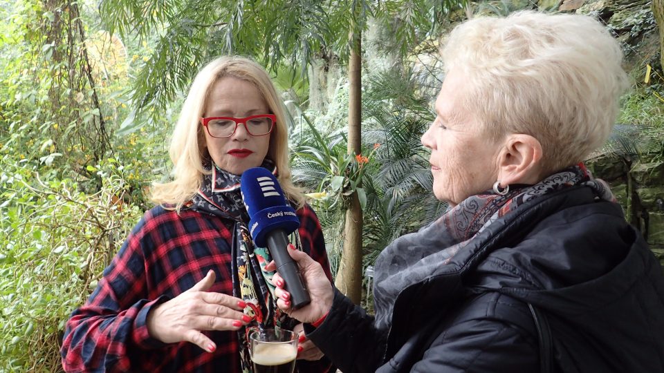 Jitka Asterová v pražské Botanické zahradě s autorkou pořadu Dámská jízda Mirkou Nezvalovou
