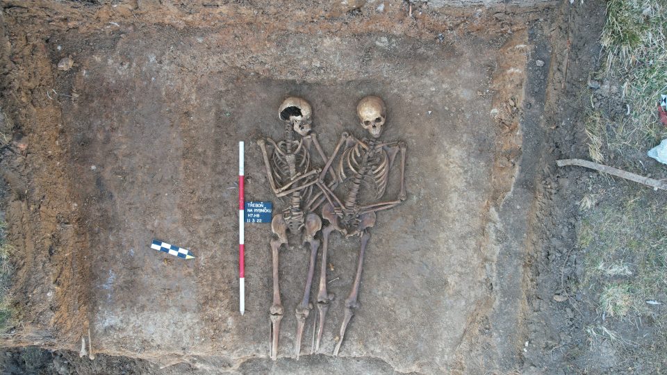 27 koster objevili archeologové za hřbitovní zdí v Třeboni. V jednom z hrobů byla dvě těla pohřbena zřejmě společně