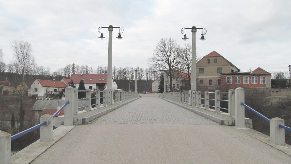 Konstrukce mostu působí dodnes svěže a moderně i po devadesáti letech od dostavění.JPG