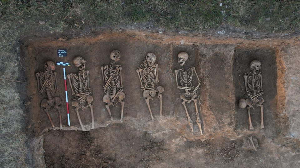 27 koster objevili archeologové za hřbitovní zdí v Třeboni