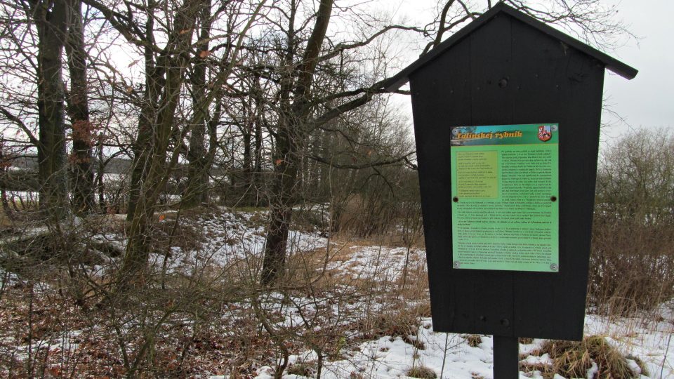 Na jižní hrázi si mohou návštěvníci přečíst informace o historii rybníka, ale i o vzniku jedné z nejslavnějších českých písniček.JPG