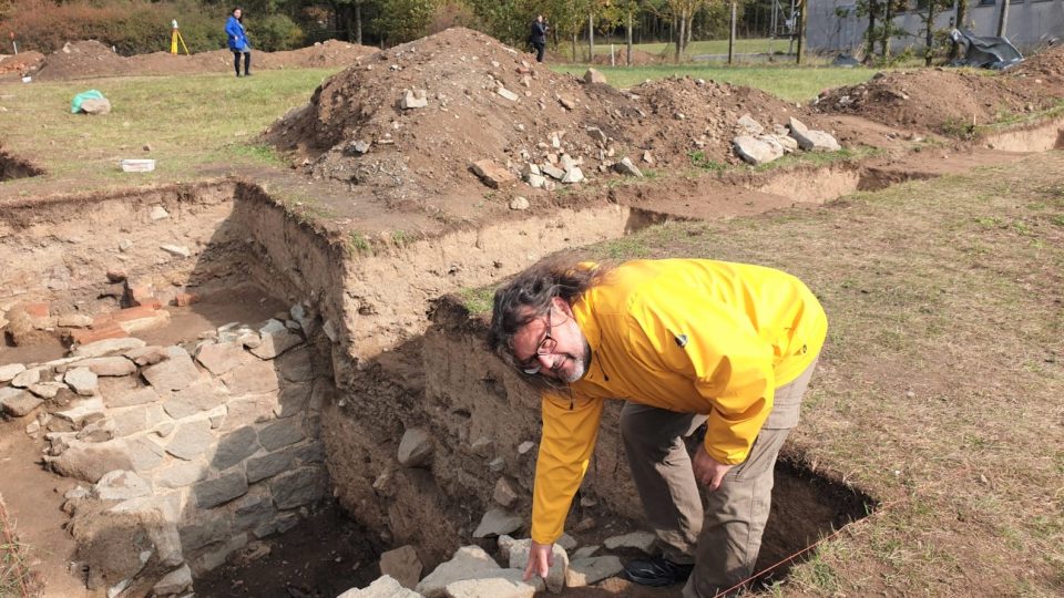 Základy romského koncentračního tábora odkryli archeologové v areálu bývalého vepřína v Letech u Písku