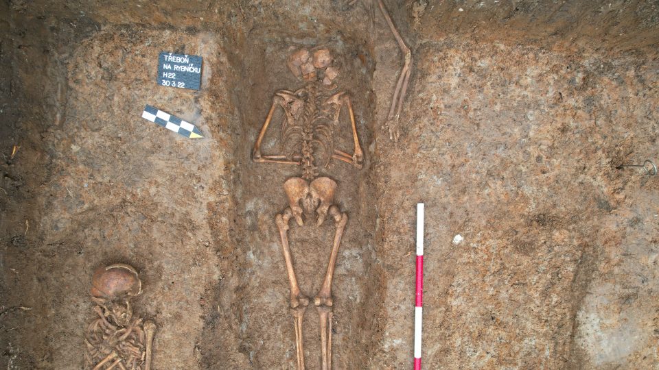 27 koster objevili archeologové za hřbitovní zdí v Třeboni. Jeden jedinec byl uložen do rakve pravděpodobně břichem dolů